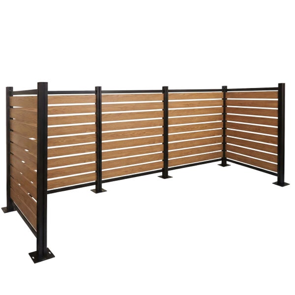 Sichtschutzzaun mit horizontalen Holzlamellen und Metallrahmen in Eckaufstellung.