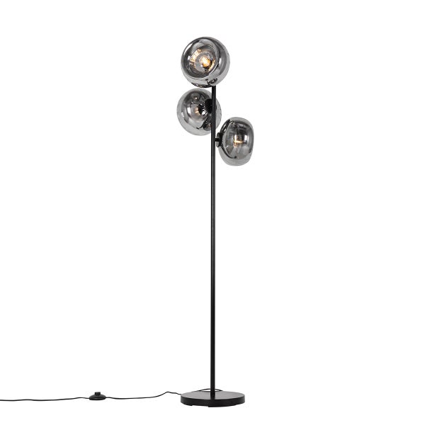 Stehlampe mit drei runden Glaslampenschirmen auf einem schlanken Metallständer
