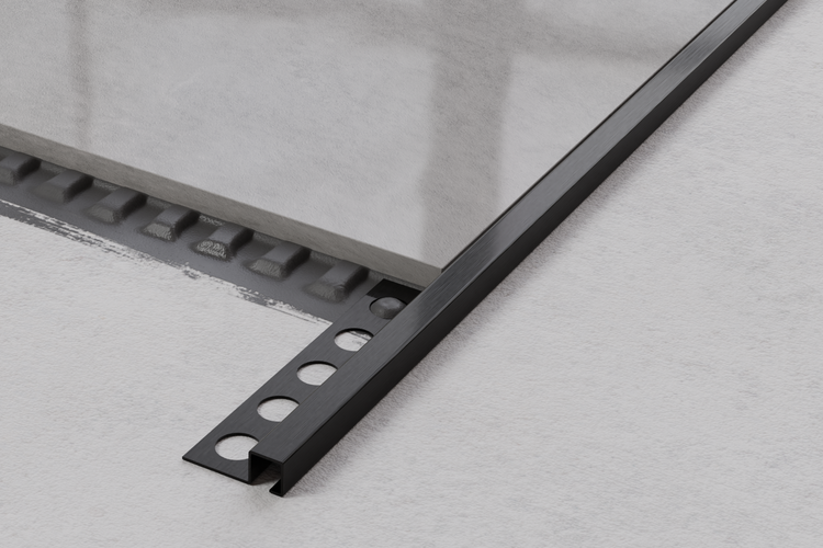 Detailaufnahme einer schwarzen Fliesenschiene an einer Fliese