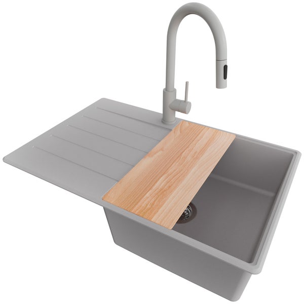 Spüle mit Abtropffläche, Armatur und Schneidebrett