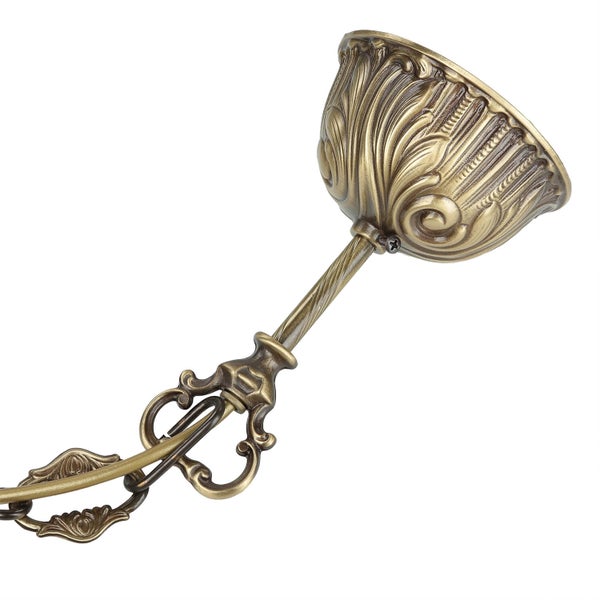 Detailaufnahme einer Deckenleuchte mit dekorativem Aufhängungssystem und filigraner Blattmusterung.