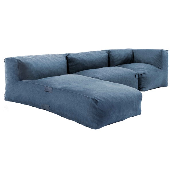 Modulares Lounge-Sofa in L-Form aus blauem Textilgewebe mit weicher Polsterung.
