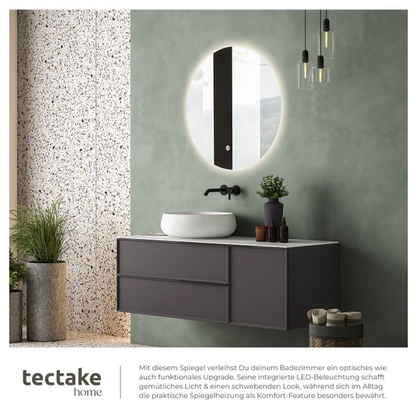 Modernes Badezimmer mit Waschtisch, Spiegel mit LED-Beleuchtung und dekorativen Elementen.