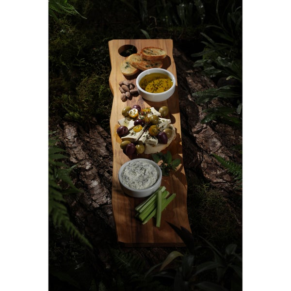 Holzbrett mit Vorspeisen wie Brot, Oliven, Käse, Dip und Sellerie