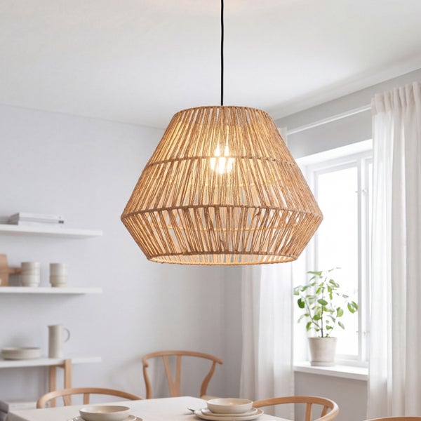 Moderne Pendelleuchte aus geflochtenem Material in einem hellen Esszimmer mit Holztisch und Stühlen