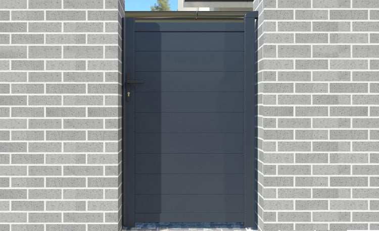 Modernes einflügeliges Gartentor aus Aluminium mit horizontalen Lamellen, Griff und Schloss, montiert zwischen zwei Mauern.