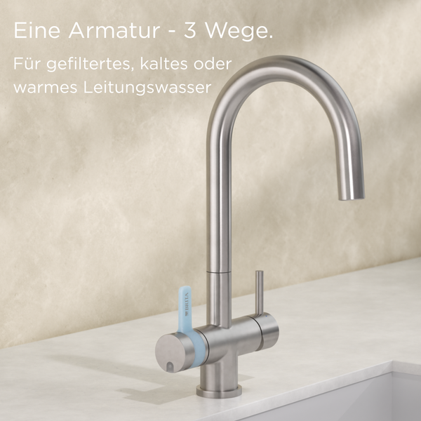 3-Wege-Küchenarmatur aus gebürstetem Edelstahl für gefiltertes, kaltes und warmes Wasser mit BRITA Filterfunktion.
