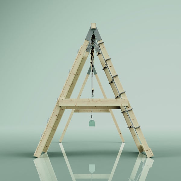 Klettergerüst aus Holz in A-Form mit Kletterwand, Seilleiter und einem Flaschenzug mit Eimer.