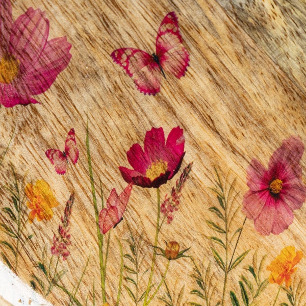Dekoratives Holz mit Blumen- und Schmetterlingsmotiven