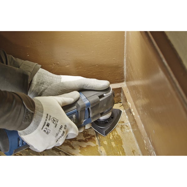 Bosch Multifunktionswerkzeug im Einsatz auf Holzoberfläche