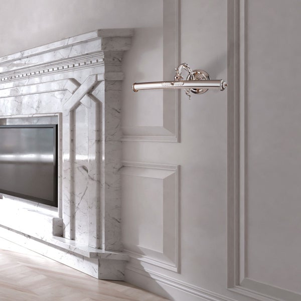 Wandleuchte über einem Marmorkamin im Wohnzimmer.