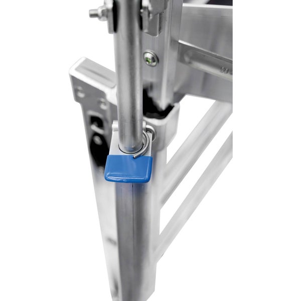 Detailansicht eines Baugerüstes mit blauer Sicherungsklinke