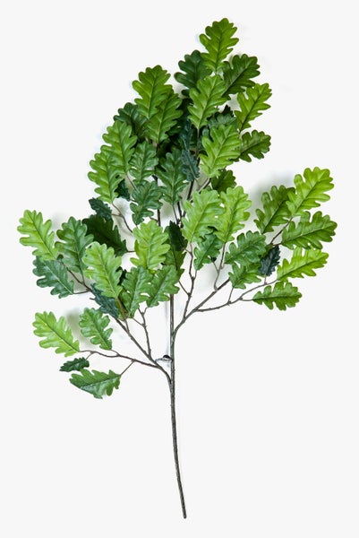 Künstlicher Eichenzweig mit grünen, gelappten Blättern.
