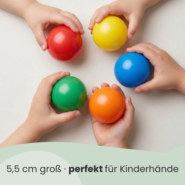 Kinderhände halten bunte Kunststoffbälle mit einem Durchmesser von 5,5 Zentimetern.