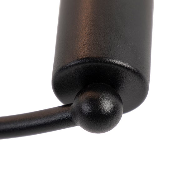 Detailaufnahme einer schwarzen Leuchte mit Kugelgelenk