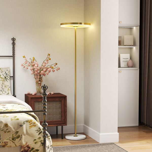 Schlafzimmer mit Bett, Nachttisch und Stehlampe