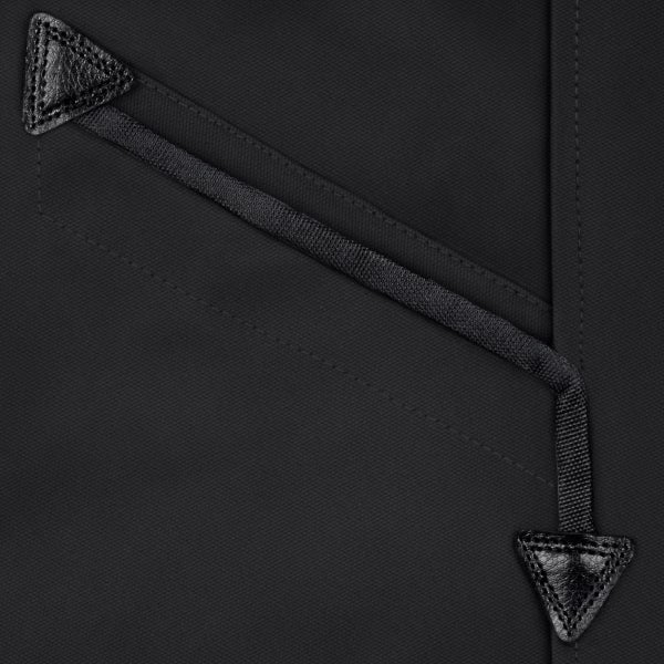 Detailansicht einer Tasche an einem schwarzen Textil-Kleidungsstück mit einem verstärkten Band und dreieckigen Lederaufsätzen.