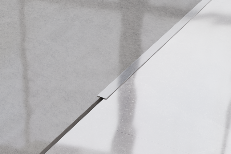 Detailansicht einer Duschkabine mit Aluminiumprofil