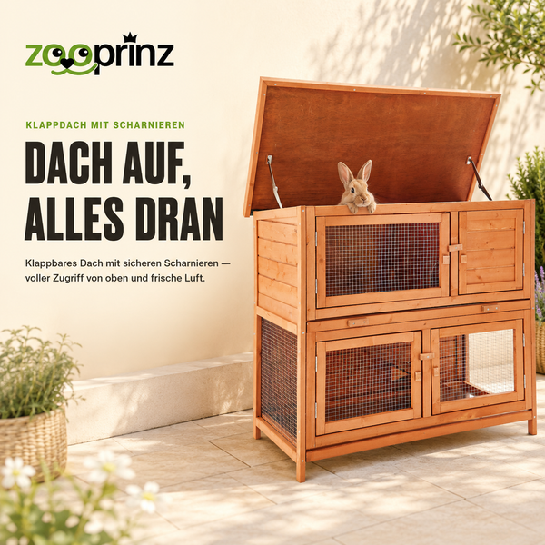 Zooprinz Logo. Zweistöckiger Kaninchenstall aus Holz mit geöffnetem Klappdach, Scharnieren und Gitterfenstern auf einer hellen Terrasse.
