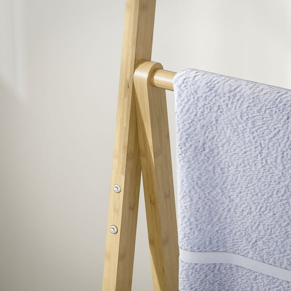 Funktionsmerkmale eines Abfalltrennsystems mit offen bleibendem Deckel, geräuschlosem Soft Close und bequemen Pedalen