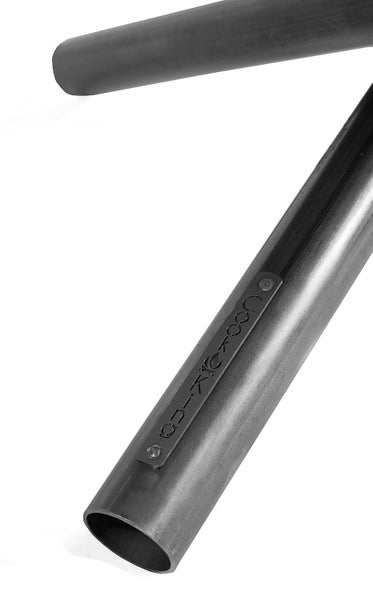 Nahaufnahme eines Stahlrohrs eines Cook King Produkts mit Cook King Logo auf einer Metallplakette.