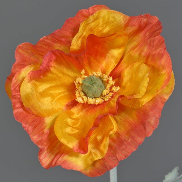 Künstliche Mohnblüte mit gewellten Blütenblättern aus Textil und einer strukturierten Mitte.