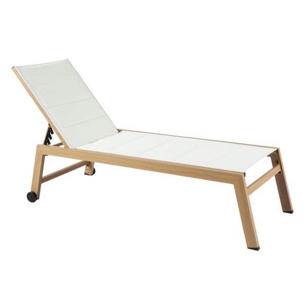 Sonnenliege aus Holz mit weißer Textilbespannung und Rollen.