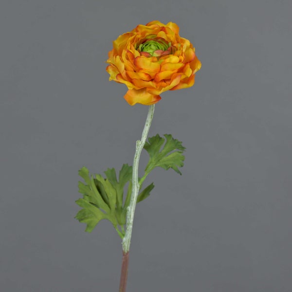 Künstliche Ranunkel mit orangefarbener Blüte, grünem Stiel und Blättern.
