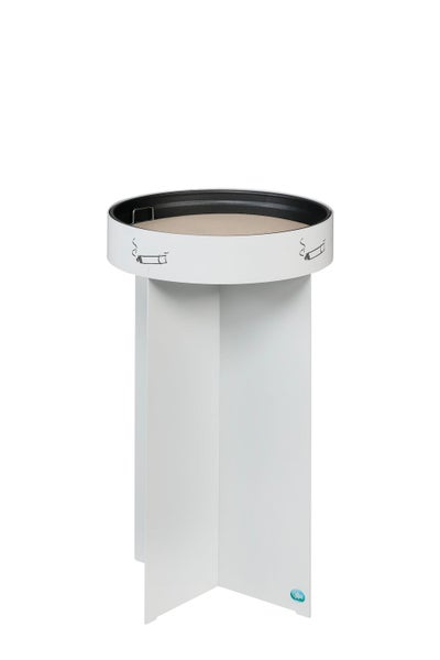 Weißer Standascher aus Metall mit runder Schale, Zigarettensymbolen und kreuzförmigem Standfuß.
