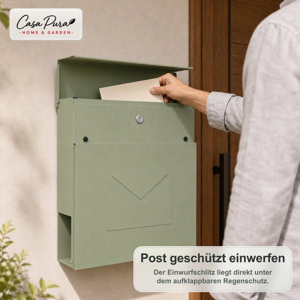 Wandbriefkasten aus Metall mit aufklappbarem Regenschutz und integriertem Zeitungsfach, montiert an einer Hauswand.