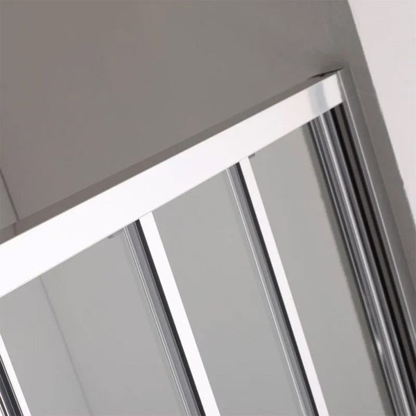 Detail einer Duschkabine mit Glasschiebetüren und Metallrahmen