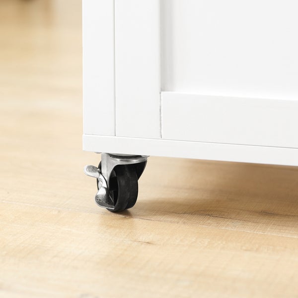 Detailaufnahme eines weißen Möbelstücks mit Rollen am Boden.