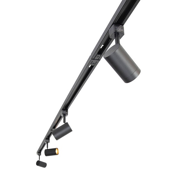 Schienenstrahler Set mit drei zylindrischen LED Spots an einer Stromschiene fuer flexible Beleuchtung