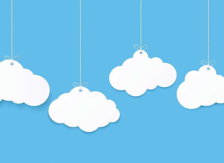 Vier an Schnüren hängende weiße Wolken-Etiketten.