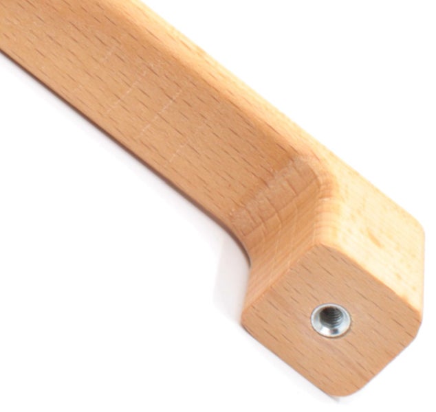 Detailansicht eines Möbelgriffs aus Holz mit Gewindeeinsatz