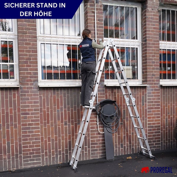 Eine Person steht auf einer Mehrzweckleiter von Proregal vor einem Gebäude mit Sprossenfenstern.