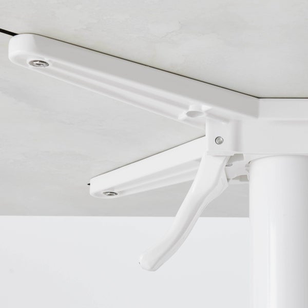 Detailansicht eines weißen Klappmechanismus für ein Tischgestell mit Hebel.