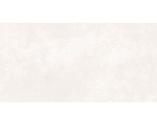 Modernes Badezimmer mit Waschbecken, Spiegel und grauen Wandfliesen.