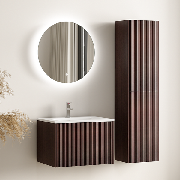 Badezimmermöbel Set mit Waschtischunterschrank, Hochschrank und beleuchtetem runden Spiegel in geriffeltem Design.