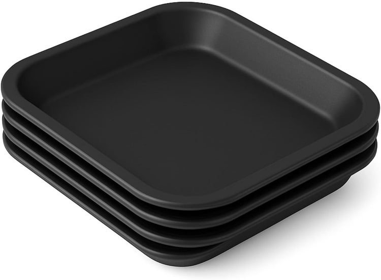 Set aus vier quadratischen schwarzen Untersetzern für Blumentöpfe aus Kunststoff.