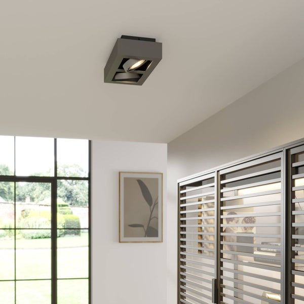 Deckenleuchte mit zwei Strahlern im modernen Wohnraum