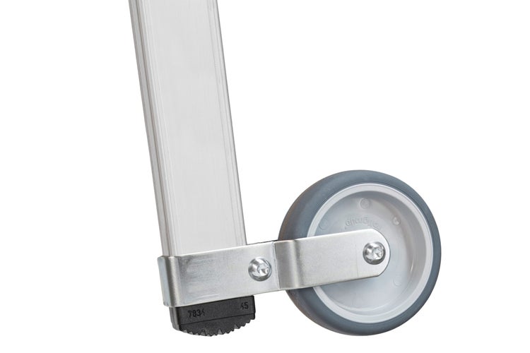 Detailansicht eines Rollgerüst-Rads mit Feststellfuß.