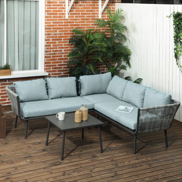 Graues Garten-Lounge-Set mit hellblauen Polstern, Ecksofa aus Seilgeflecht und quadratischem Metalltisch auf einer Holzterrasse.