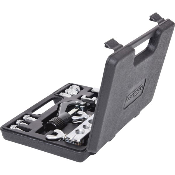 KS Tools Logo auf geöffnetem schwarzem Kunststoffkoffer mit Bördelgerät-Satz inklusive Rohrabschneider und diversen Metallaufsätzen.