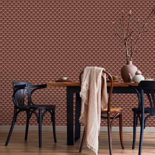 Esszimmer mit geometrisch gemusterter Tapete, Holztisch, schwarzen Holzstühlen, Vase mit Zweigen, warmer und aufgeräumter Einrichtungsstil.