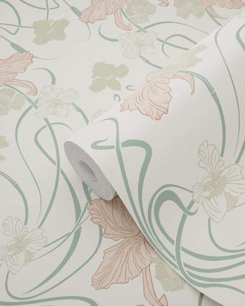 Vliestapete mit floralem Jugendstil-Muster aus geschwungenen Linien und Blüten, eine Rolle liegt auf einer ausgelegten Bahn.