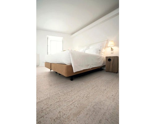 Korkboden in einem hellen, modern eingerichteten Schlafzimmer mit großem Bett und Nachttisch aus Holz.