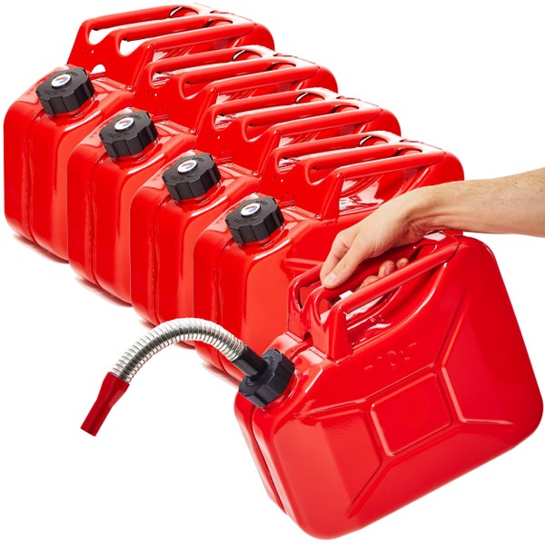 Weihnachtliche Tannengirlande umrahmt eine weiße Tür.