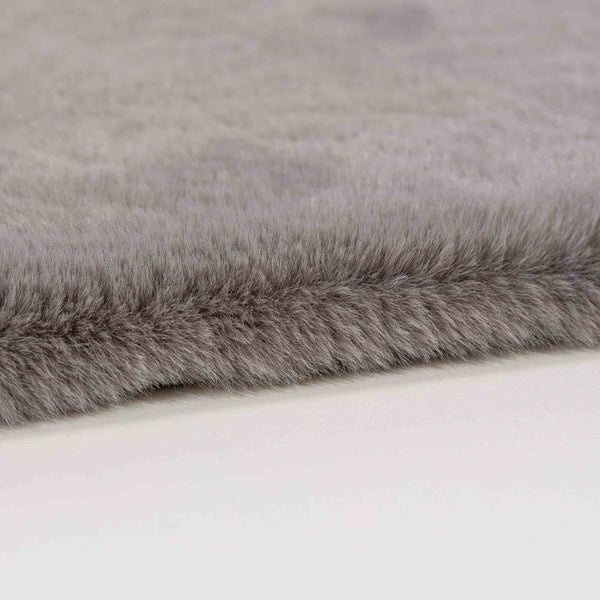 Detailaufnahme eines Teppichs mit hohem Flor