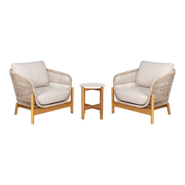 Szene mit Terrassenmöbeln, Beistelltisch mit Champagner und Gläsern im Garten